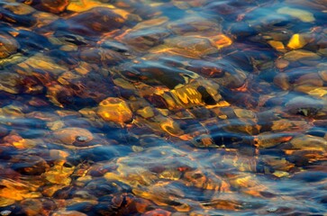 Fototapeta na wymiar Agua transparente en la orilla del Mar Muerto, Jordania