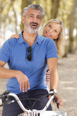 Fototapeta premium happy couple going for a bike ride