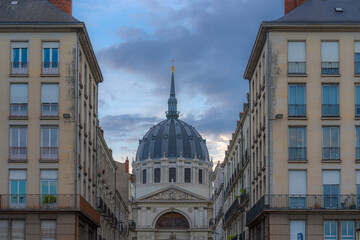 Nantes, France. View of Cupola of Notre-Dame de Bon-Port, a Roman Catholic Basilica constructed in 1846 by the architects Seheult and Joseph-Fleury Chenantais - obrazy, fototapety, plakaty