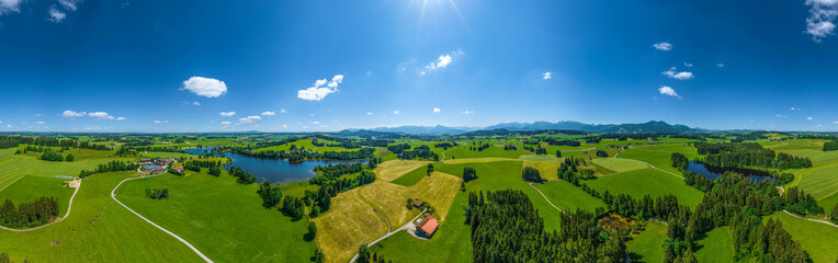 Ausblick auf das bayerisch-schwäbische Alpenvorland am Schwaltenweiher im Allgäu