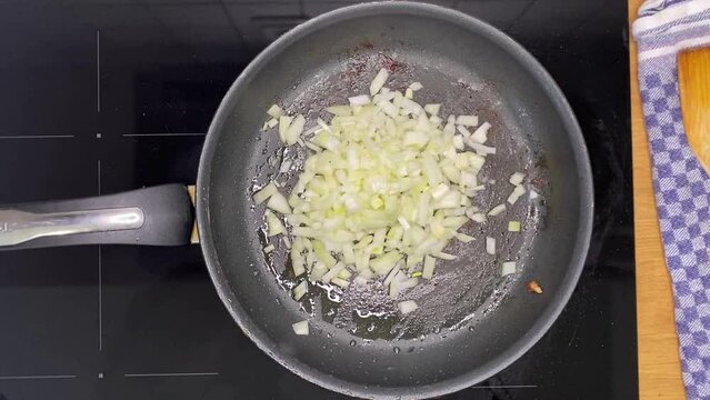 Zwiebeln in einer Pfanne anschwitzen