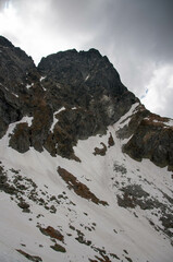 Krajobraz topniejącej pokrywy śnieżnej na szlaku wysokogórskim prowadzącym na Mięguszowiecką...