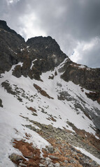 Krajobraz topniejącej pokrywy śnieżnej na szlaku wysokogórskim prowadzącym na Mięguszowiecką Przełęcz pod Chłopkiem. © Blaszko