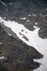 Niebezpieczna wspinaczka górska po topniejącej pokrywie śnieżnej na najwyższy szczyt Polski, Rysy w Tatrach Wysokich. - obrazy, fototapety, plakaty