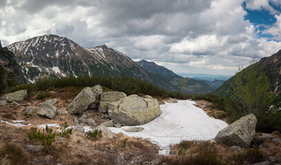 Krajobraz górski Doliny Rybiego Potoku w Tatrach Wysokich.