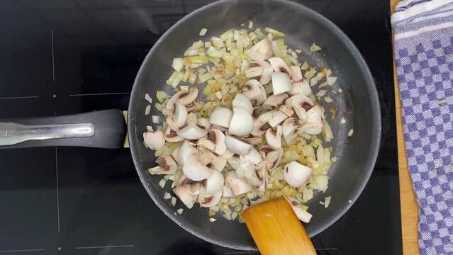 Champignons in einer Pfanne anbraten