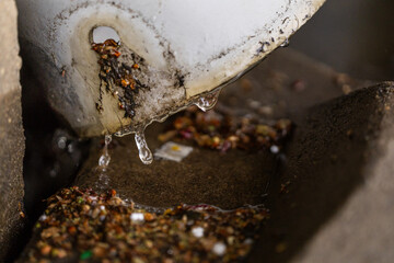 배수구를 통해 빗물이 떨어지는 장면, 대한민국, 안양천 