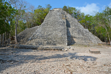 Piramida majów ukryta w tropikalnym lesie na Jukatanie w mieście Koba w Meksyku - obrazy, fototapety, plakaty