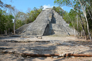 Ukryta w meksykańskiej dżungli piramida Majów w Coba na Jukatanie - obrazy, fototapety, plakaty