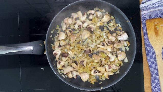 Pilze in einer Pfanne braten