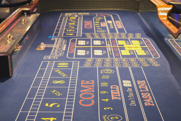 Teil von Spieltisch in Kasino auf Kreuzfahrtschiff mit Slotmaschinen im Hintergrund Glücksspiel -...