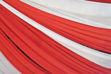 The tent decoration is red and white
