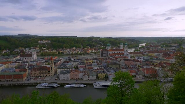 Panoramablick auf die Dreifl&uuml;ssestadt Passau, mit Dom St. Stephan, Rathaus und Kirche St. Michael, Niederbayern, Bayern, Deutschland