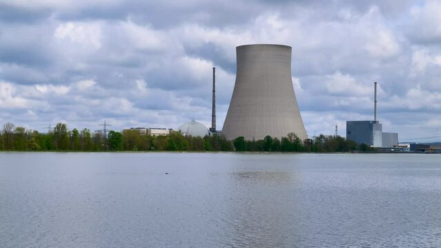 Das stillgelegte Atomkraftwerk, AKW Isar2, an der Isar bei Landshut, Bayern, Deutschland