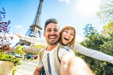 Happy couple of tourists taking selfie picture in front of Eiffel Tower in Paris, France - Travel and summer vacation life style concept - obrazy, fototapety, plakaty