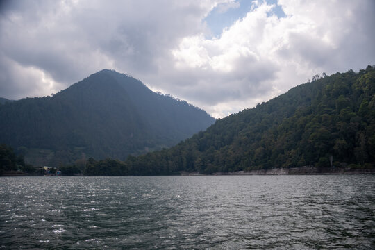 Sarangan Lake, also known as Telaga Pasir, is a natural lake at an altitude of 1,200 meters above sea level and is located on the slopes of Mount Lawu, Plaosan District, Magetan Regency, East Java.