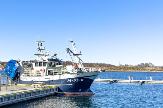 PAULINE  is a Trawler and is sailing under the flag of Norway. Her length overall  is 14.99 meters and her width is 6 meters. Here in Br&oslash;nn&oslash;ysund