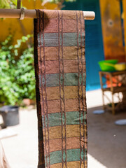 Tissus teintés qui sèche à l'extérieur dans une maison de la ville de Saint louis du Sénégal en Afrique - obrazy, fototapety, plakaty