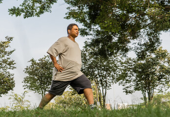 hombre latino mirando al frente mientras realiza su rutina de ejercicio físico en el parque 
