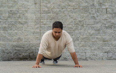 hombre latino al aire libre realizando su rutina de ejercicio físico 