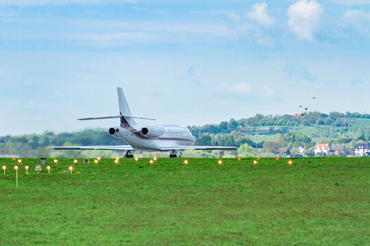 Prywatny odrzutowiec kołujący na pasie startowym na malowniczym lotnisku w Balicach | A private jet taxiing on the runway at the picturesque airport in Balice