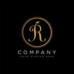 vector letter R logo with crown in gold color on black background