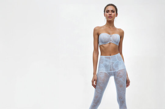 Ragazza in posa con abbigliamento intimo con calze bianche a fiori