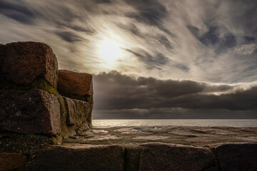 Sturm, Sonne und Wolken im Wechsel an der Kugelbake in Cuxhaven.