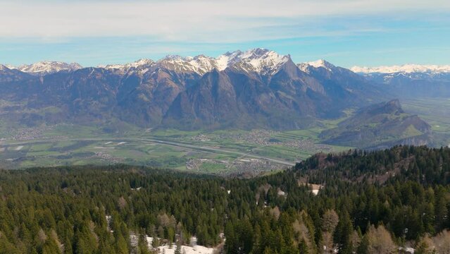 Panorama Grenze Schweiz zu Liechtenstein mit Ortschaft Balzers und Gebirge Naafkopf und Falknis beim Rhein