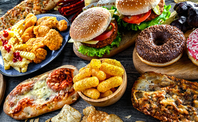 Foods enhancing the risk of cancer. Junk food