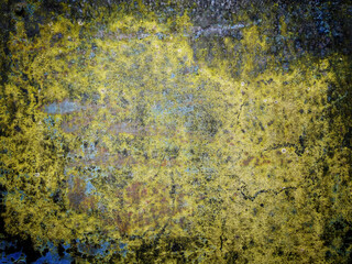 Peinture jaune sur une vielle plaque métallique
