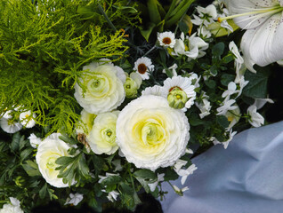 Tag der Trauer, mit verschiedenen Blumen im Bokeh am Grab