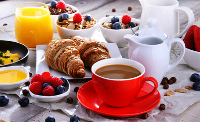Breakfast served with coffee, juice, croissants and fruits - 790187041