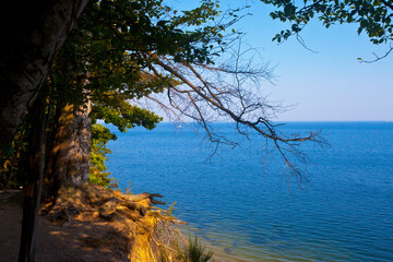 Osuwający się klif nad morzem. Cliff above the sea.