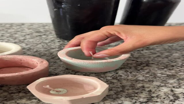 haciendo velas artesanales de soya, con procesos caseros