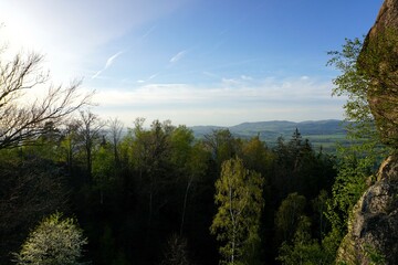 Panorama Aussicht vom Gipfel des Berg Sokolik (Forstberg) auf die grünen Wälder der Falkenberge,...