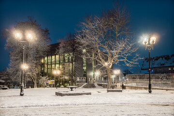 zima w Opolu i Biblioteka Miejska w Opolu zimą w nocy - obrazy, fototapety, plakaty