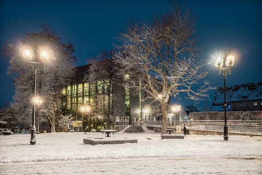 zima w Opolu i Biblioteka Miejska w Opolu zimą w nocy