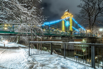Opole zimą w nocy i wieczorem w mieście z oświetlonymi ulicami, z iluminacjami i śniegiem © Henryk Niestrój