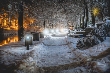 Opole zimą w nocy i wieczorem w mieście z oświetlonymi ulicami, z iluminacjami i śniegiem - obrazy, fototapety, plakaty