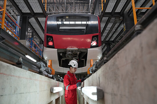Supavadee Butradeeผู้เขียน
ผู้ดูแล
Electric Train Maintenance Training Center, male engineer employees wearing uniforms conduct safety inspections and control the work of electric train inspection 