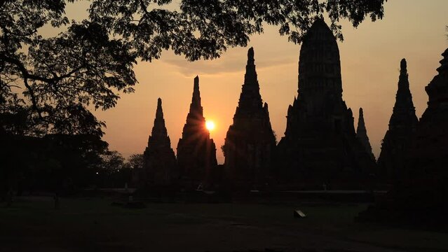 The background of the video is of the evening sun falling on an ancient ancient site in Ayutthaya, Thailand. Wat Chaiwatthanaram Wat Yai Chai Mongkol It is ancient and worth studying its history.