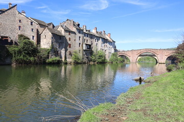 La rivière Lot le long du village, village d'Espalion, département de l'Aveyron, France