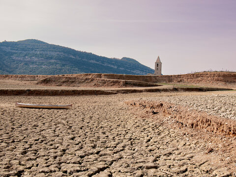 Pantano seco,, Pant&agrave; de San , indicador de la sequ&iacute;a en Catalu&ntilde;a 2024. Queda al descubierto la iglesia de Sant Romanos de Sau, Catalu&ntilde;a, Espa&ntilde;a