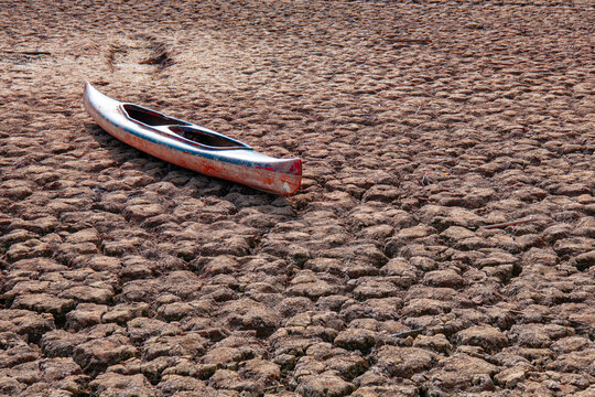 Canoa (kayak ) en un pantano seco,, Pant&agrave; de San , indicador de la sequ&iacute;a en Catalu&ntilde;a 2024