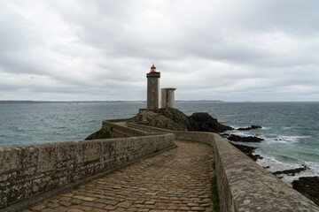 Une voie pavée serpente jusqu'au phare du Petit Minou, reliant ainsi la terre ferme à son îlot...