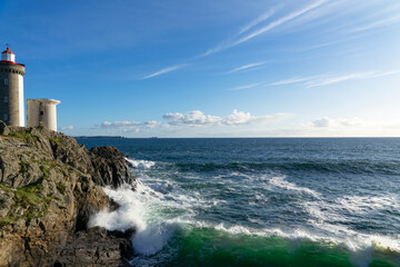 L'îlot rocheux du phare du Petit Minou affronte les vagues vert émeraude avec majesté, offrant...