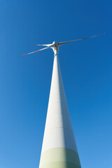Windkraftanlage zur Erzeugung von Strom in einem Industriegebiet im Norden der Stadt Magdeburg in...