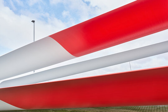 Lagerplatz für Rotorblätter von Windkraftanlagen in einem Industriegebiet in Magdeburg in Deutschland