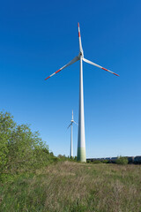 zwei Windkraftanlagen zur Erzeugung von Strom in einer Landschaft im Norden der Stadt Magdeburg in...